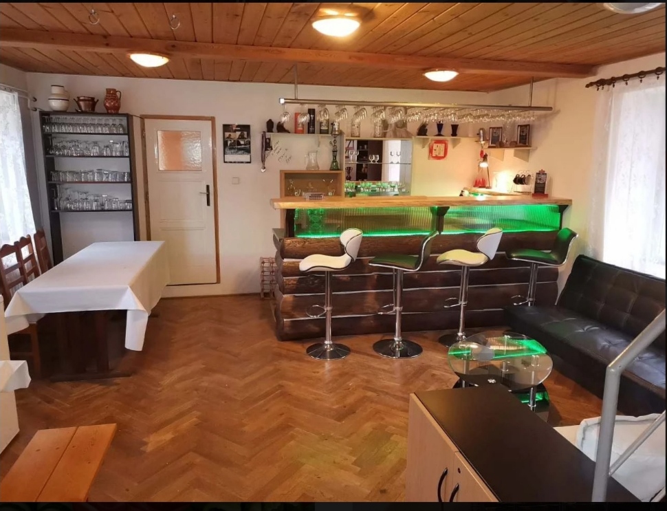 společenská místnost s barem